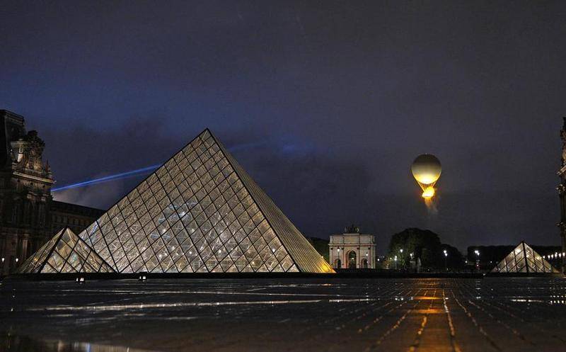 (Multimédia) France : des bijoux dérobés au musée du Louvre (presse)