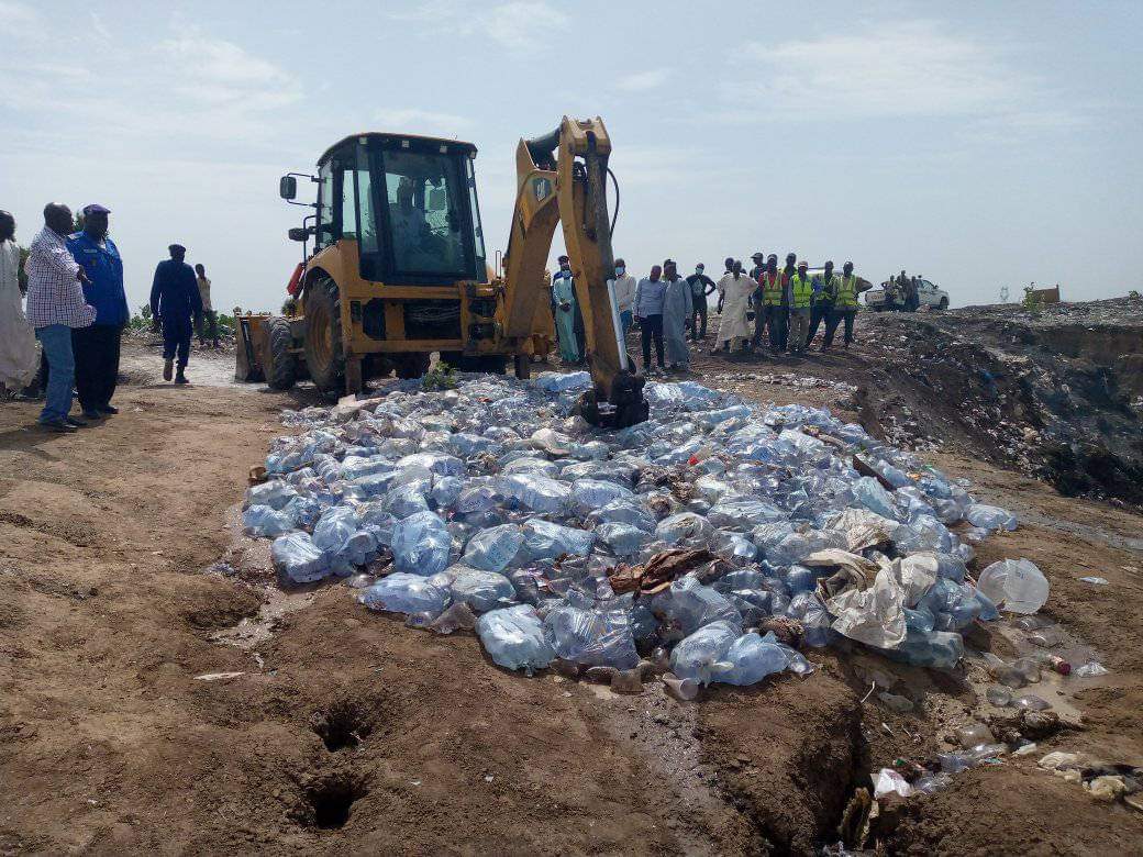 LA MAIRIE DE N'DJAMÉNA DÉTRUIT DES EAUX CONTENUES DANS DES PLASTIQUES 