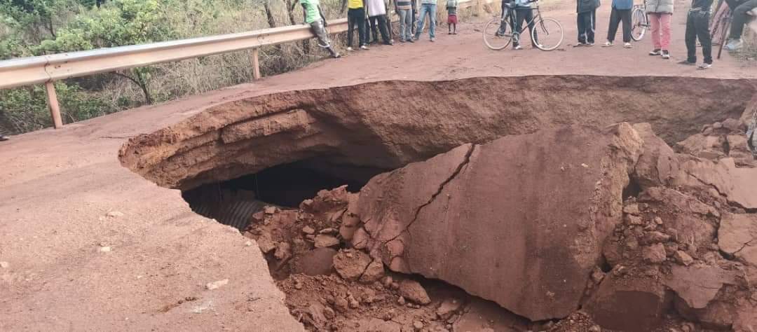 LE PONT DE BETADIL PAR BESSAO DIVISÉ EN DEUX APRÈS UNE GROSSE PLUIE 