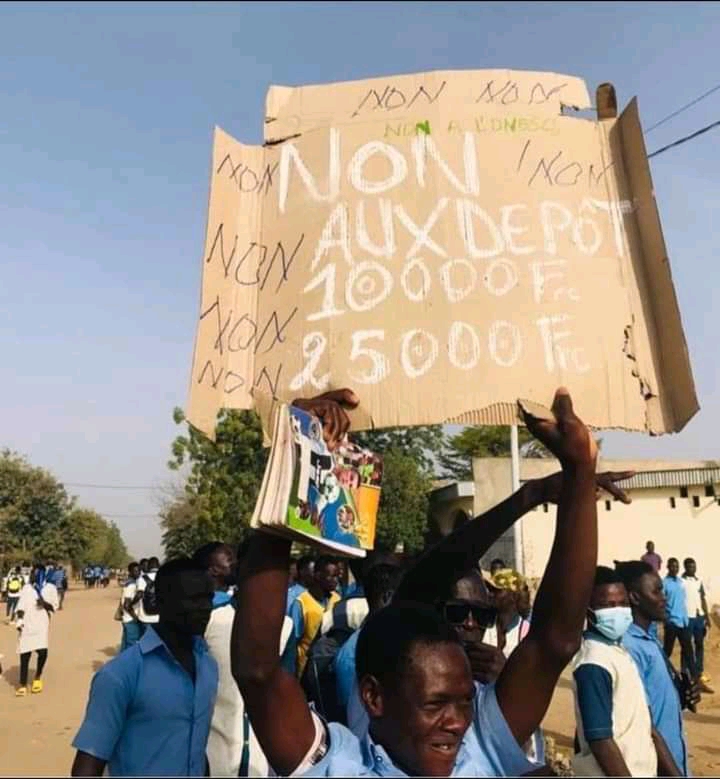 N'DJAMÉNA :LA POLICE DISPERSE LA MANIFESTATION DES ÉLÈVES CONTRE L'AUGMENTATION DES TARIFS AU BAC