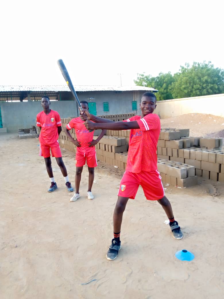 Six(6) animateurs et plus (60) joueurs formés sur les techniques au jeu de baseball