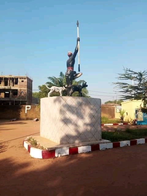 VISITE DU PCMT A MOUNDOU, LES EMBLÈMES DES PARTIS POLITIQUES  INTERDITS A L'ACCUEIL