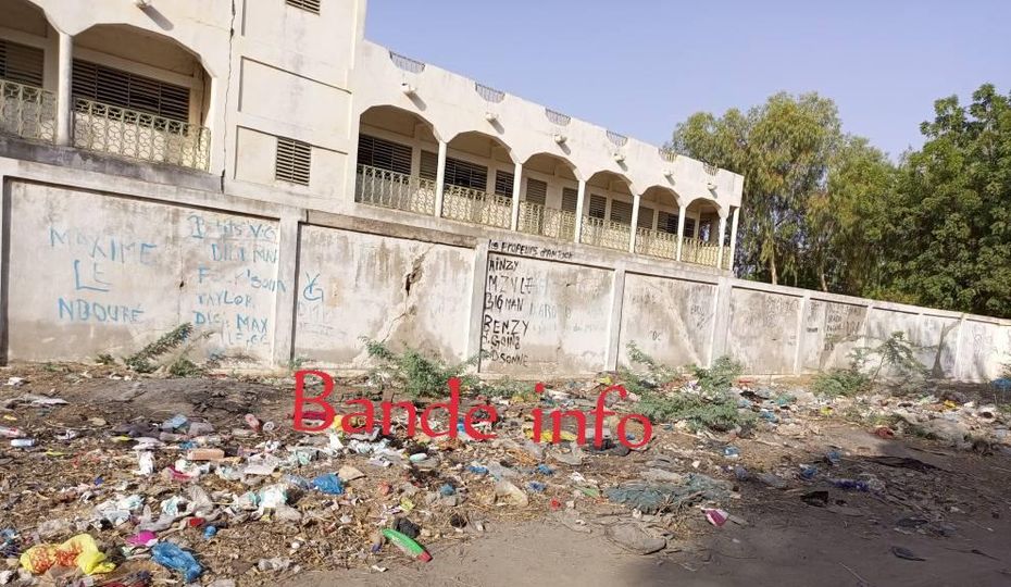 TCHAD : UN CÔTÉ DU MUR DU LYCÉE D'AMTOUKOUI DE N'DJAMÉNA TRANSFORMÉ EN POUBELLE