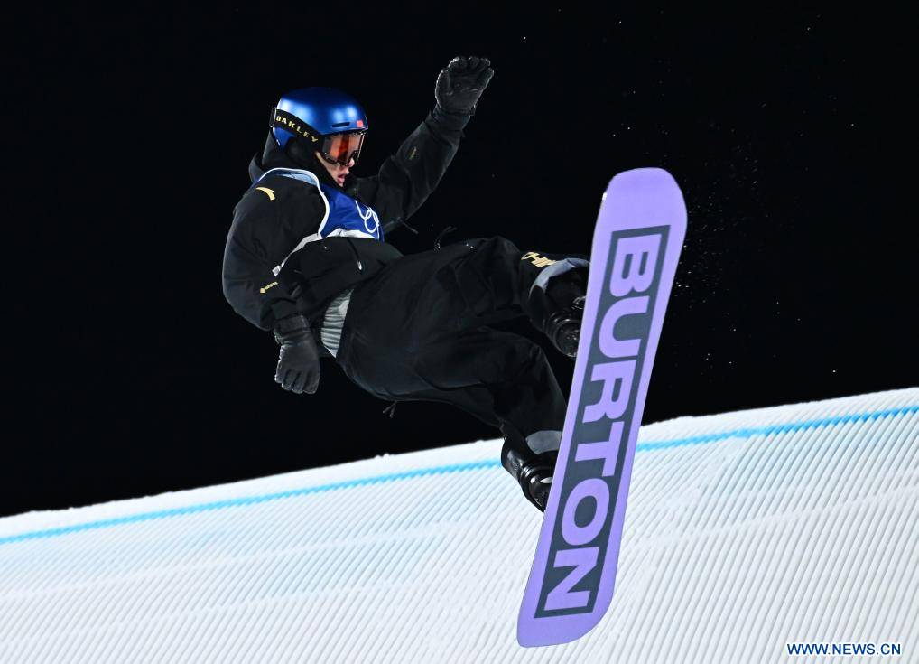 Le Chinois Su Yiming en finale du snowboard big air à Livigno aux JO d'hiver Milan-Cortina 2026