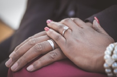 N'DJAMÉNA : Quand les jeunes épousent les femmes plus âgées, les normes sociales vacillent